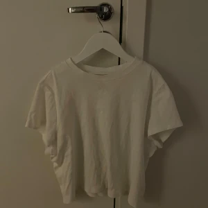Vit T-shirt  - Säljer en vit t-shirt från Hm, divided, använd fåtal ggr då den blivit för kort! Inga tecken på användning och inget slitage.💕💕säljer billig då jag vill bli av med den!