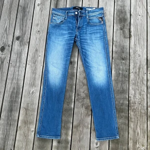 Blå replay anbass  - Blå replay anbass jeans. Slim fit. Strl: 28/30. Mycket bra skick. Perfekta inför sommaren. Fråga vid funderingar. 