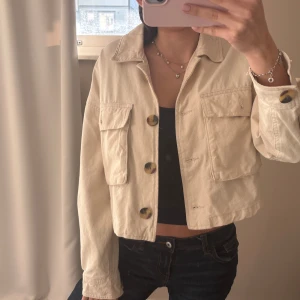 Vårjacka - Beige vårjacka från Berskha. Endast använd ett fåtal gånger.💕