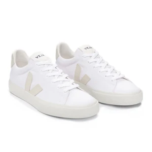 Vita sneakers från Veja - Snygga vita sneakers från Veja med beige detaljer och snörning. Perfekta för sommar och vår. Endast använd ett fåtal gånger, men några fläckar (jag tvättar innan jag skickar).🩷