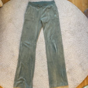 Gröna mjukisbyxor från Juicy Couture - Gröna mjukisbyxor från Juicy Couture som är väl använda i storlek xs 