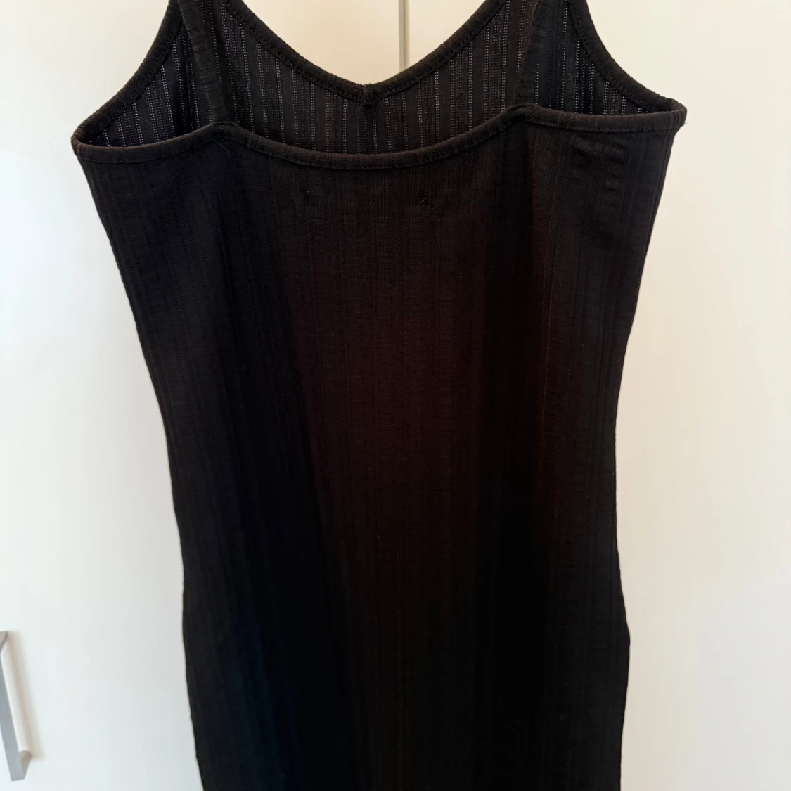 Svart ribbad klänning - 2
