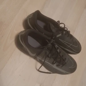Nike phantom fotbollskor - Säljer ett par svarta Nike phantom fotbollsskor med snörning och dobbar för bra grepp på planen. Skorna har en stilren design med märkets logga på sidan och texten 'Phantom' på hälen. I mycket bra skick då dom köptes precis innan jag sluta med fotbollen