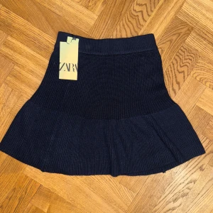 Stickad kjol - Preppy stickad kjol från zara helt oanvänd. Köp koftan också för väääärldens finaste stickade set!
