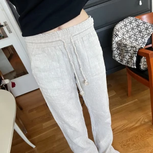 Linnebyxor från Skagen Clothing - Beiga lågmidjade linnebyxor från Skagen Clothing i mycket fint skick! Nypris ca 1000kr.
