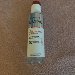 L'Oréal Paris Elvital Bond Repair Leave-In Serum - )HAR ANVÖNT MINDRE ÄN HALVA SE BILD 2)💗 KÖPTE FÖR 140kr! L'Oréal Paris Elvital Bond Repair Leave-In Serum är ett vårdande serum som stärker håret och underlättar utredning. Innehåller 20% komplex med citronsyra och är lämplig för alla typer av skadat hår. Perfekt för att ge håret extra vård och skydd. 