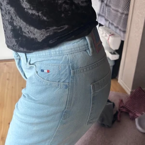 Ljusblå jeans från Polo Ralph Lauren - Säljer ett par ljusblå jeans från Polo Ralph Lauren. De har en klassisk femficksdesign och en broderad logotypdetalj vid fickan. Perfekta för en avslappnad stil.