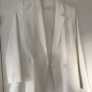 Vit kavaj viscose Stl XS Ny - Vit kavaj med dubbelknäppning och två fickor fram. H&M storlek XS. Passar en small. Nästan bara viscose så fin kvalitet. Ny. Nypris 400kr