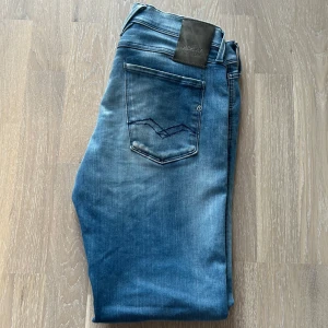 Blåa Replay (Anbass) - Säljer dessa ljusblåa replay jeans som är i den populära och sköna passformen |Anbass Hyperflex|Storlek W30 L30. Jeansen är använda men är i mycket bra skick. Vid minsta fråga eller fundering är det bara att höra av sig🤩😁