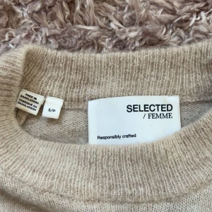 Stickad beige tröja - Jättefin stickad tröja från selected/femme. Har använts flera gånger men är i bra skick! I storlek S☺️