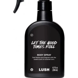 Let The Good Times Roll Body Spray från Lush - Uppfriskande body spray från Lush med en söt doft av karamell och majs. Flaskan är svart med vit text och har en praktisk spraypump för enkel applicering. Perfekt för att känna sig festlig och väldoftande.