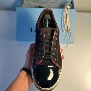 Vinröda lanvins - Säljer nu mina unika vinröda Lanvins som ej tillverkas längre. Skorna är väl omhändertagna och har inga defekter endast mycket små tecken på användning (skick 8,5-10). Og box och extra skosnören medföljer. Vid minsta fråga eller fundering är det bara att höra av sig😊