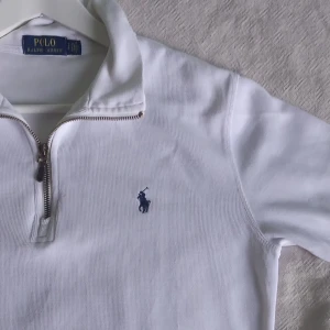 Jättesnygg raffe halfzip!! - Hej! Säljer en supersnygg halzip från Ralph Lauren. Tröjan är i 8,5/10 skick och passar för folk runt 175 men det är inte så exakt. Tröjan är otroligt stilren och har en super snygg vit färg som får den att passa för både vardag och formella aktiviteter. Super bra för våren och sommaren!! Skriv bara om ni har några frågor och pris kan såklart diskuteras:)