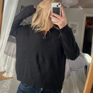 Svart stickad tröja från Vero Moda - Säljer en svart stickad tröja från Vero Moda med en dragkedja framtill. Tröjan har en avslappnad passform och långa ärmar, perfekt för kyligare dagar. Den är mjuk och bekväm att bära. Perfekt för att hålla stilen enkel och snygg. Hör av er vid frågor!🤗