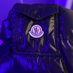 Moncler  - Det är en nästan helt ny moncler jacka skick väldigt bra köpte i vinter och har aldrig kommit till användning kommer säljas billigt på grund av att det är mars nu kan diskutera pris 