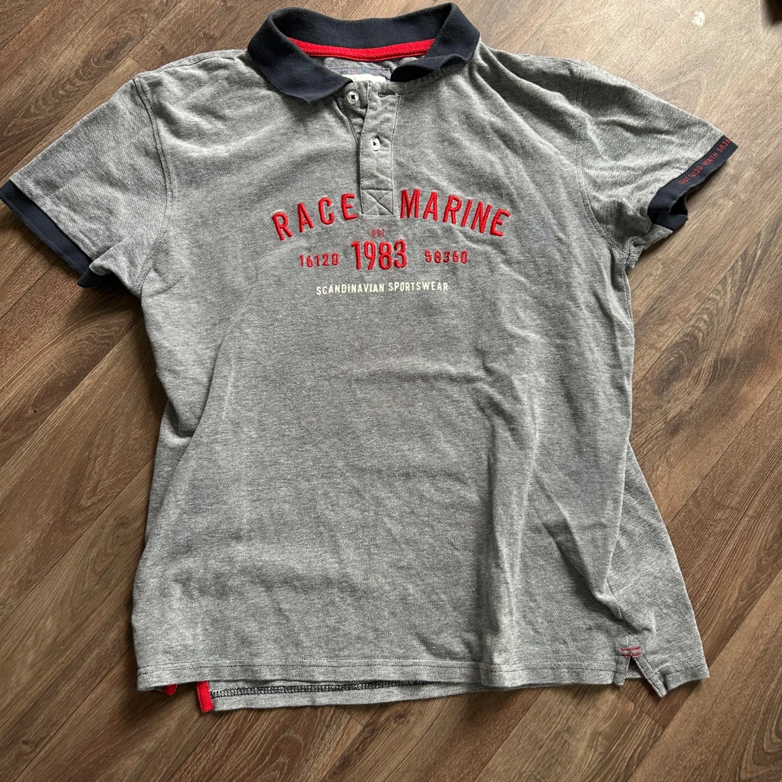 Grå pikétröja från Race Marine