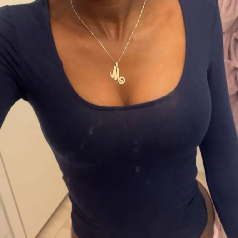 Säljer en snygg soft touch mörkblå långärmad topp med en djup rund halsringning från Gina tricot 💕💕Perfekt för en stilren och enkel look. Passar bra till både jeans och kjol🤍 har använt toppen ett par gånger men är i fint skick!!❣️🌺. Yläosat.