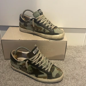 Golden Goose skor - Hej, säljer nu ett par sjukt snygga och sällsynta Golden Goose skor! | Extremt unika och inte många som har dem | Storlek 40, passar 40-41 | Dustbag och äktighets bevis ingår!! | Hör av er vid frågor🌟priset kan diskuteras vid snabb affär 😀