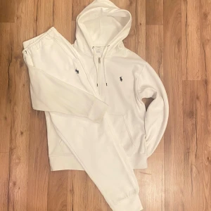 Ralph Lauren - Säljer en jätte fin dress från Ralp Lauren som är super bekväm, hoodien är i storlek S, och byxorna i storlek M.