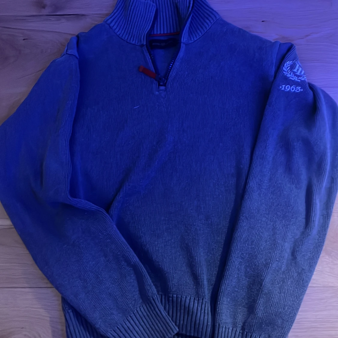 Grå stickad tröja med dragkedja