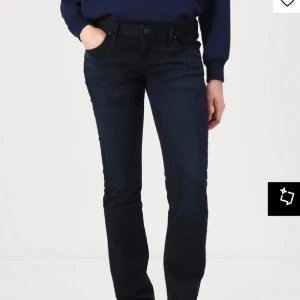 Svarta jeansbyxor - Säljer dessa ltb valerie jeansen. Färgen är nattblå men ses oftast som svart. Storlek 24/30. Säljer pågrund av att de inte kommer till användning då det är för små för mig. Använd max 3 gånger så i nyskick. 