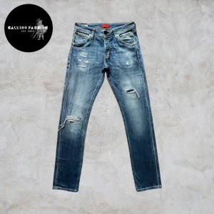  jeans från Jack & Jones - Snygga jeans med slitningar från Jack & Jones. Modell slim/glenn.  I perfekt skick utan några defekter. Storlek W30. Skriv om du vill ha mått eller har andra frågor! … 10% rabatt till följare!