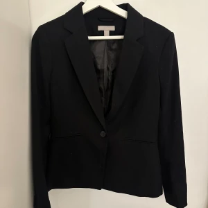 Kavaj/blazer - svart Kavaj/blazer inga defekter, storlek m men är liten i storleken så passar även s