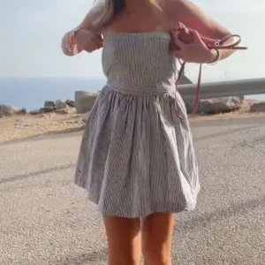 Bandeau klänning😍 - Sååå söt randig bandeau klänning med knytning i midjan😍😍😍