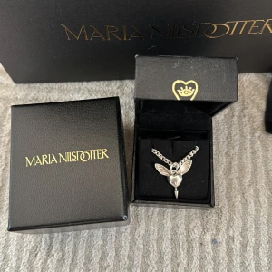 Maria nilsdotter  - Säljer detta så fina Lovers Necklace halsbandet från Maria Nilsdotter❣️har köpt till en tjock kedja för 200kr, ny pris 2200kr. Knappt använt i nyskick! Dustbag medföljer!