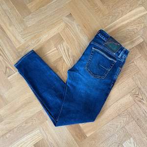 Exklusiva jeans från Handpicked i modellen ”Ravello”. Funkar ungefär som en 30-32/30. Bra skick, skriv vid frågor!