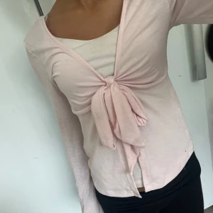 Ljusrosa topp med knyt - Säljer en söt ljusrosa topp med knyt framtill. Toppen har långa ärmar och är perfekt för en avslappnad stil. Pris kan diskuteras! 💘💘