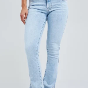 Ljusblå jeans med flare - Snygga ljusblå jeans med låg midja och flare-stil. Perfekta för en avslappnad look. Klassisk femficksdesign och knappgylf. Köpt för 700kr
