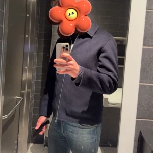 Mörkblå jacka med dragkedja  - Säljer en stilren mörkblå jacka med dragkedja. Från arket, Jackan har långa ärmar och en klassisk krage. Perfekt för en avslappnad look. Strl M  priset är inte hugget i sten!