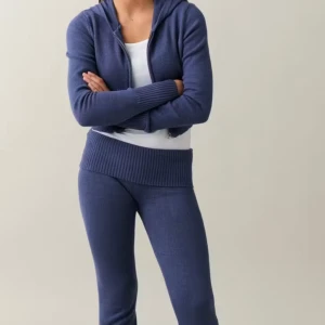 Blå stickad hoodie med dragkedja och byxor - Säljer en mysig mörkblå stickad hoodie med dragkedja och matchande byxor. Hoodien har långa ärmar och ribbade muddar, perfekt för en avslappnad stil. Byxorna har en bred ribbad midja för extra komfort. Perfekt set för kyliga dagar!