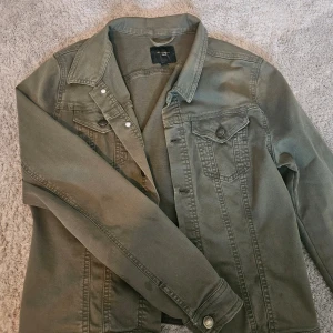 Grön jeansjacka - Snygg grön jeansjacka. Egentligen storlek L men som ni ser på bilderna sitter den som en S💗