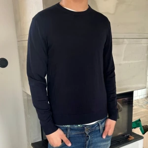 Uniqlo merinoull Sweatshirt - Säljer en ruggigt snygg tröja från Uniqlo i merinoull | Storlek: S, modellen på bild är 178cm & väger 70kg| Skick: 9.5/10 | Nypris 600kr, vårat är 349kr | Skriv gärna vid intresse 🤝