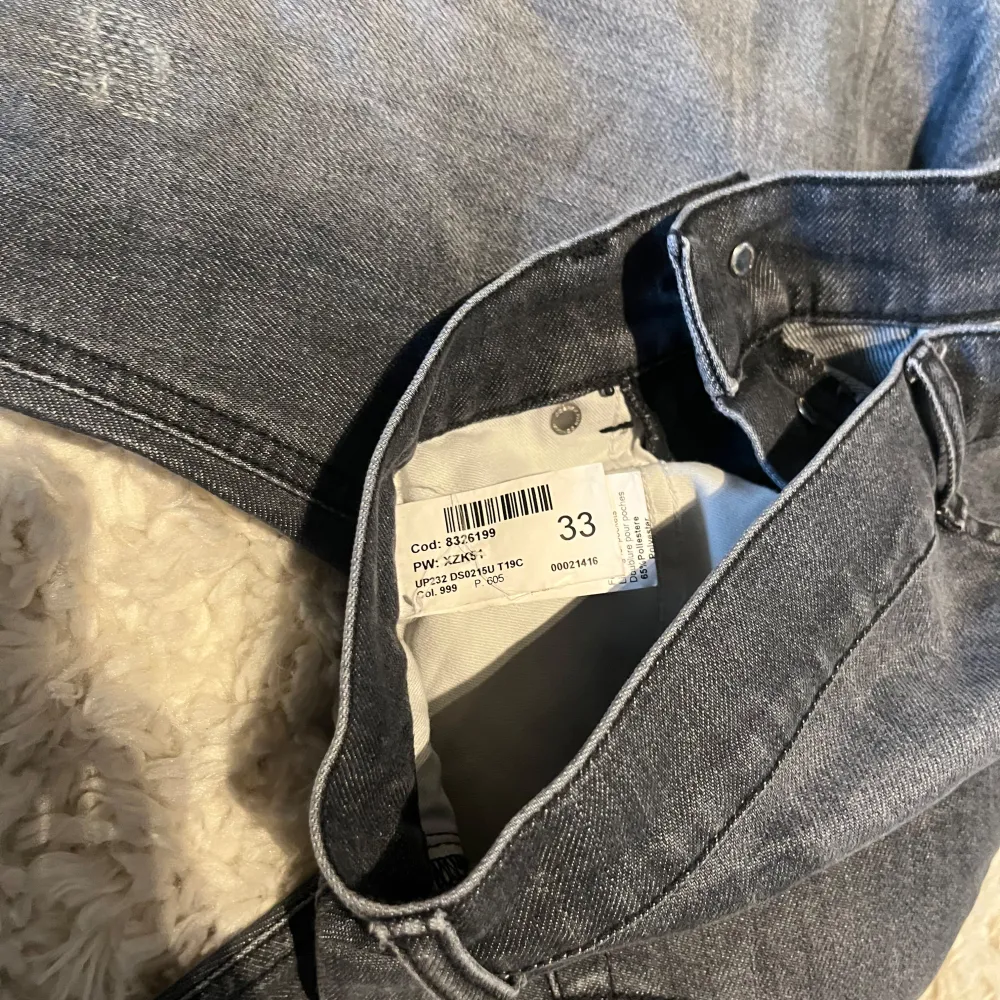 Snygga grå jeans från George med skinny fit. De har en sliten look med diskreta slitningar på framsidan. Perfekta för en trendig och avslappnad stil. Midjan är normalhög och de har klassiska fem fickor.. Farkut & Housut.