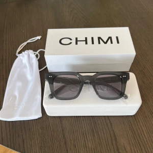Chimi glasögon 04 - Säljer nu mina oanvända chimi glasögon 04 i färgen dark grey. Endast provade så som nya. Köpte dem för 1350kr