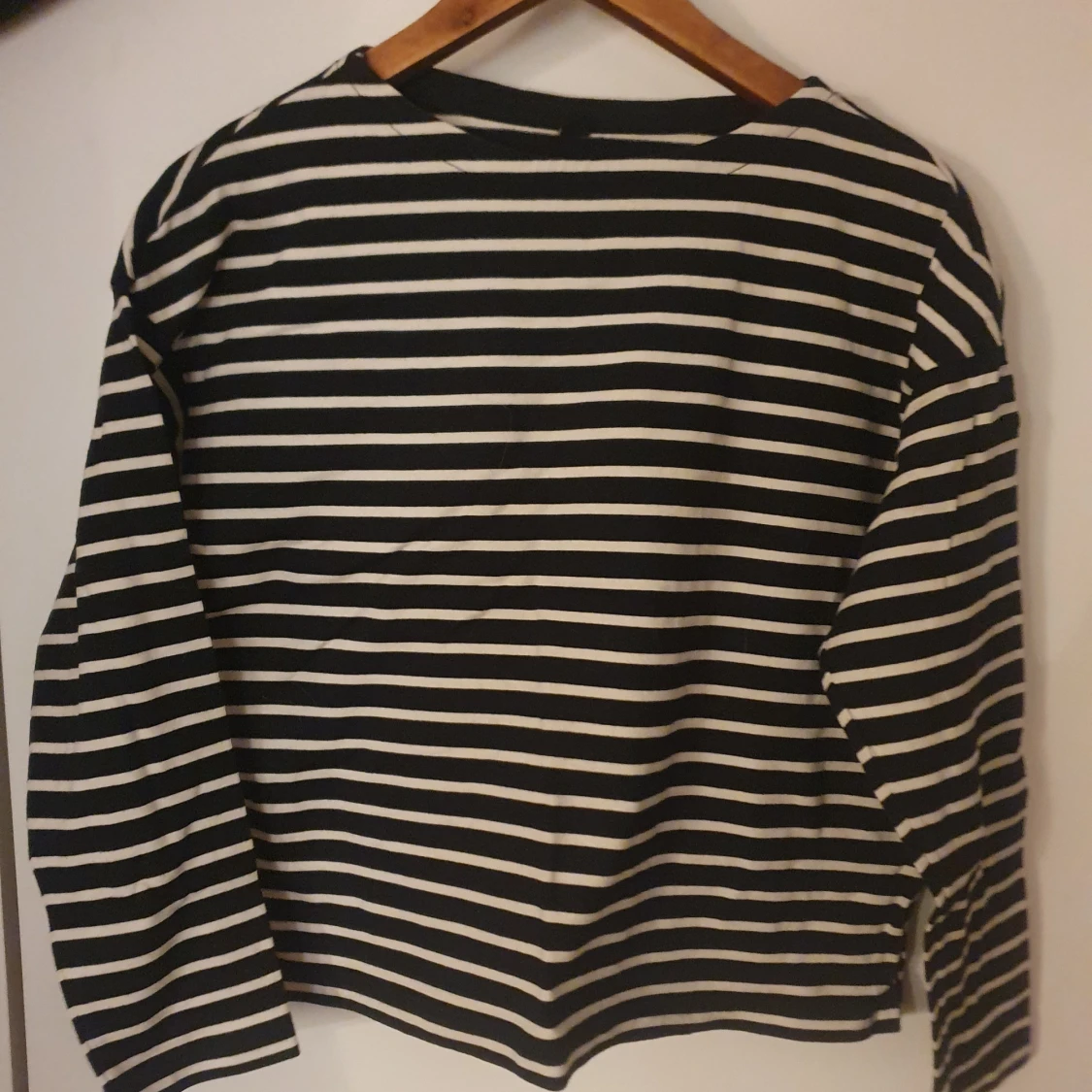 Svartvit randig långärmad tröja