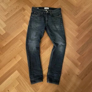 Slim taper jeans från Calvin Klein 28/30 - Snygga mörkblå jeans från Calvin Klein med en slim taper passform, säljer dessa då de inte är i min storlek, nypris ≈ 950kr. Passar 29/32