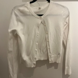 Vit kofta med knappar från hm🌸 - Vit basic kofta från hm🌸 den är nästan aldrig och därför säljs den🌸 passar perfekt till vardag!