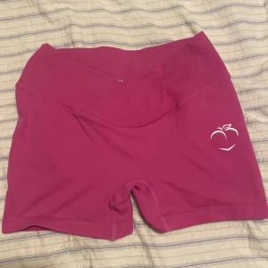 V-waist gymshorts  - Dessa snygga rosa shorts har inte kommit till användning än och därför säljer jag dessa nu. Aldrig använda, köpta för några månader sedan och har scrunch baktill. Köpta för 400 men säljer för 200. 