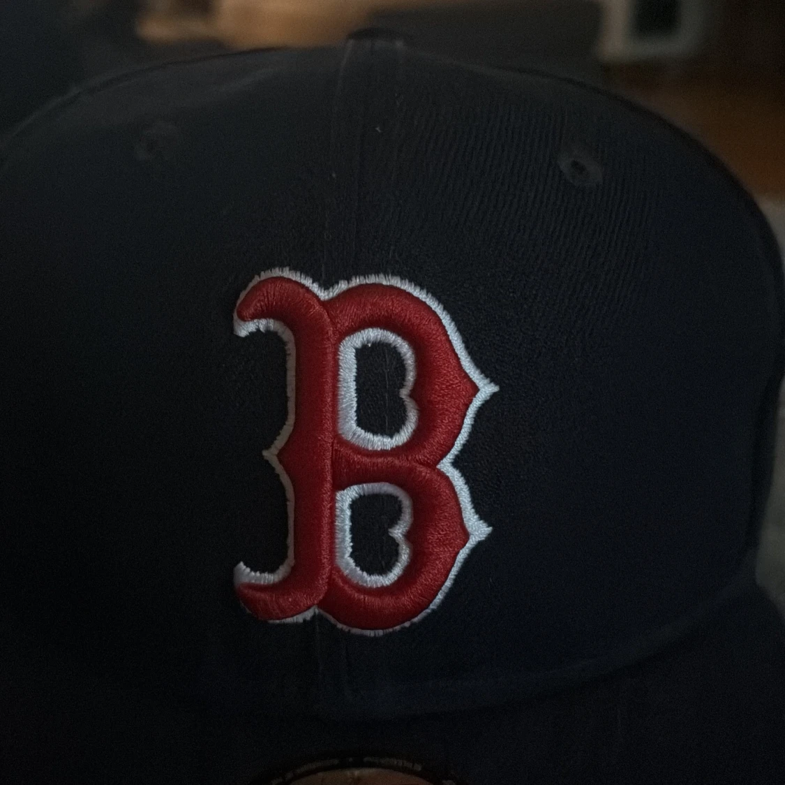 Svart keps med röd broderad bokstav - 1