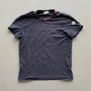 Moncler T-shirt - | Fet moncler t-shirt | Självklart äkta | skick 8/10 | | Storlek M, passar 180| Skriv vid funderingar! | ❤️🖤