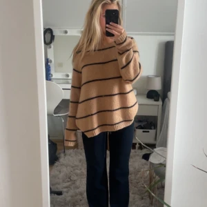 Brun stickad tröja  - Säljer denna bruna stickade tröja, mysig under alla årstider. Använd några gånger men inga synliga skador eller hål❤️