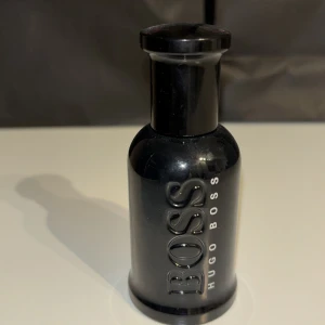 Hugo Boss parfym - Snygg och stilren svart parfymflaska från Hugo Boss. Flaskan har en elegant design med märkets logotyp i silver. Perfekt för den som vill ha en klassisk doft i en praktisk 30 ml storlek.det är nog ca 20 ml kvar av dem 