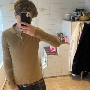 Ralphlauren rugbytröja - En najs lång ärmad piké. Den sitter bra men tänk på att den är en skinny polo som gör den sitta tajt. Den e lite för tajt för mig när jag har växt och de därför jag säljer den. Skick 10/10