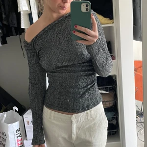 Grå offshoulder topp - Snygg grå offshoulder topp med lång ärm från Zara. Endast använd en gång!!
