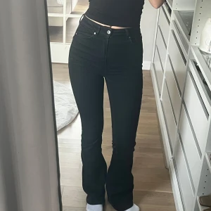 Svarta jeansbyxor - Höga tajta bootcut🫶🏼