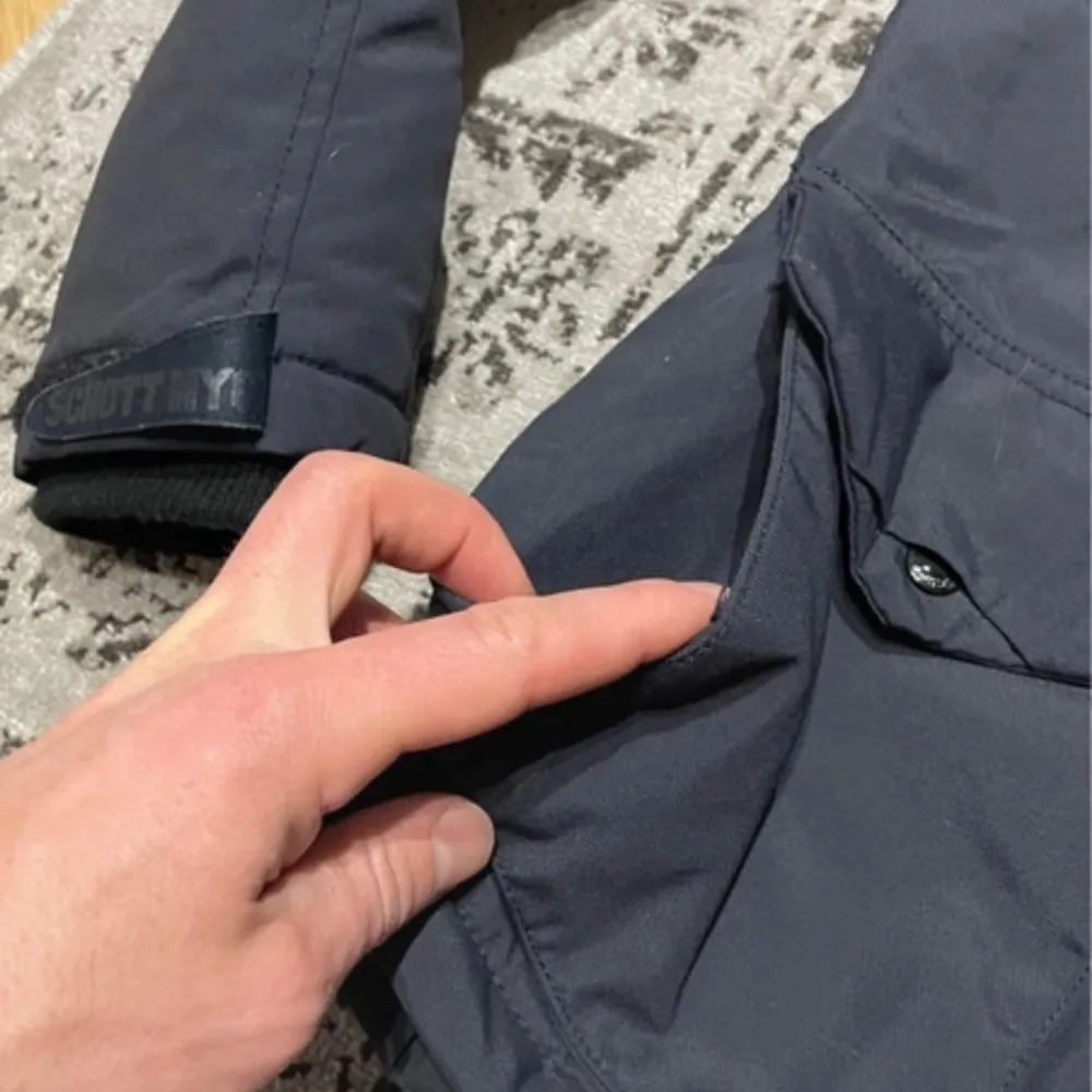 Säljer en svart vinterjacka från Schott NYC. Jackan har en hög krage och flera praktiska fickor med både dragkedja och knappar. Perfekt för kalla dagar med sin robusta design och varma foder. Schott NYC-loggan är diskret broderad på ärmen.. Takit.